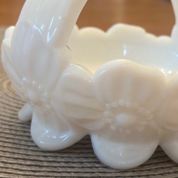 Vintage Milk Glass Westmoreland Split Handle Dogwood Basket/Candy Dish - Picture 5 of 5